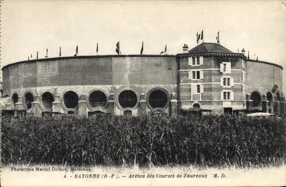 Bayonne (B-P) — Arenas das Corridas de Touros — Fototipia Marcel Delboy, Bordeaux - Frente