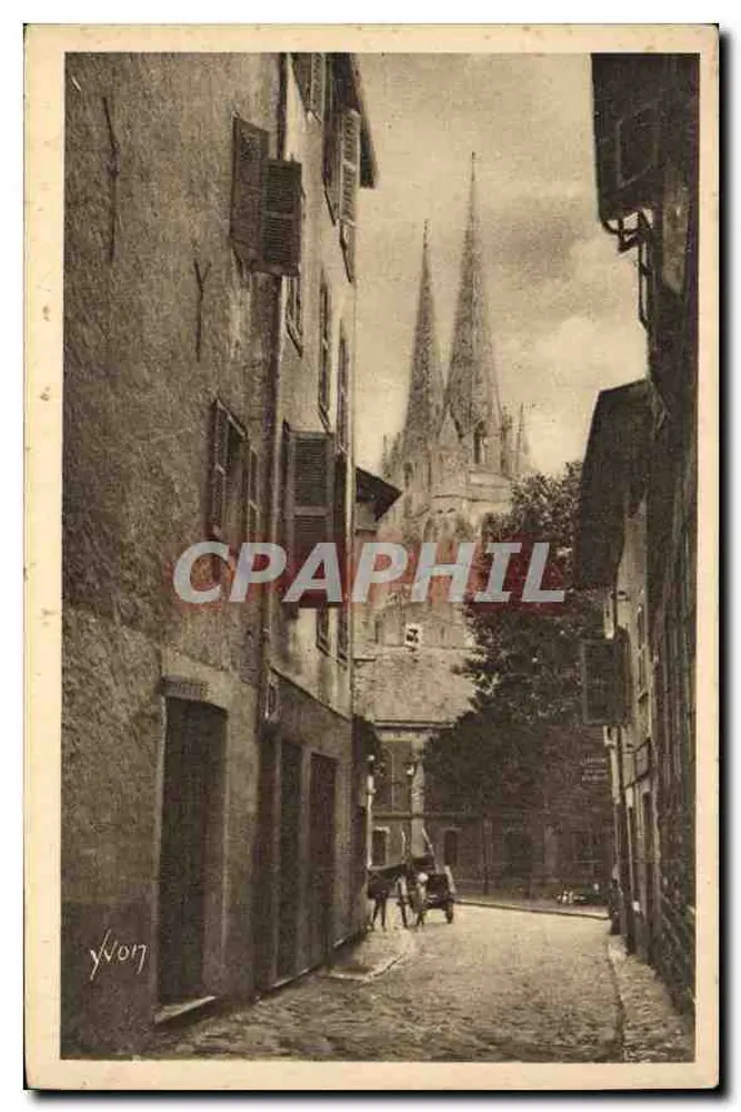 Bayonne — Ansicht der Kathedrale von einer alten Straße — Yvon - Vorderseite