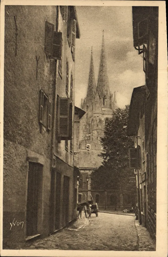 Bayonne — Ansicht der Kathedrale aus einer alten Straße — Yvon d'Art - Vorderseite