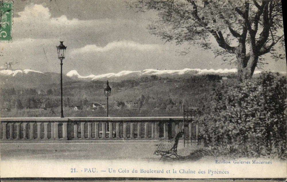 PAU — Ein Eckchen des Boulevards und die Pyrenäen-Kette — Edition Galeries Modernes - Vorderseite