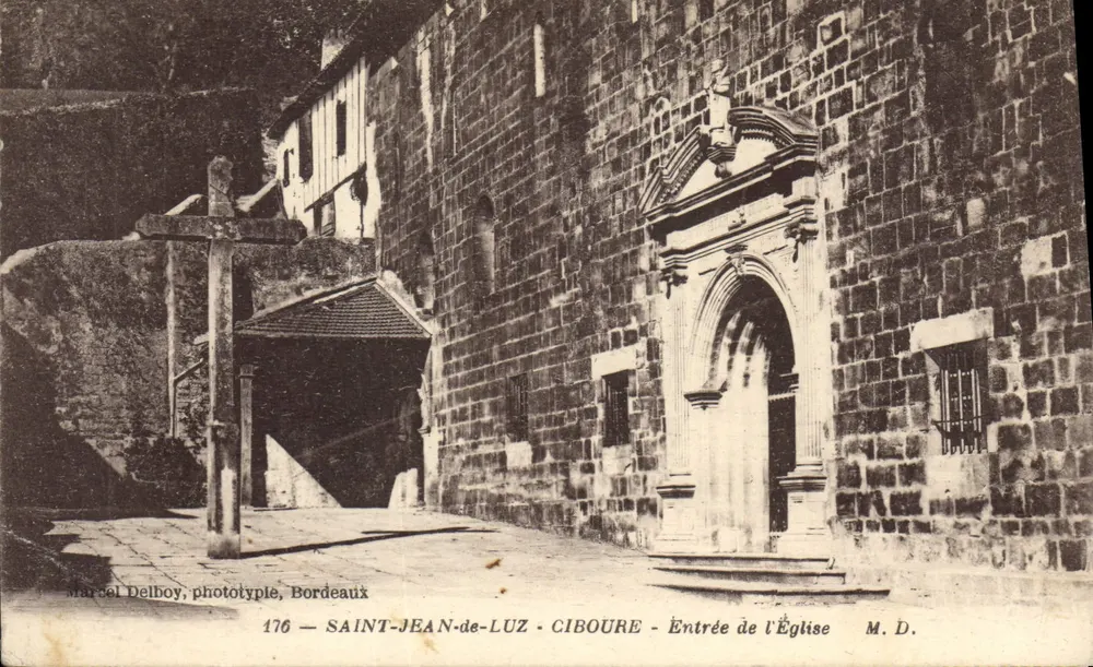 Saint-Jean-de-Luz - Ciboure — Eingang zur Kirche — Marcel Delboy, Phototypie, Bordeaux, n°176 - Vorderseite