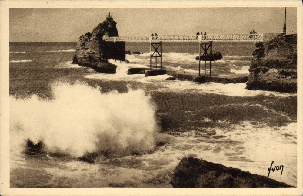 Biarritz (Basses-Pyrénées) — Der Felsen der Jungfrau bei stürmischem Meer — Éditions d'Art YVON, Nr. 1035 - Vorderseite
