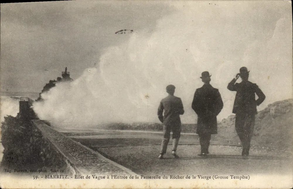 Biarritz - Blick auf die Welle am Eingang der Brücke Rocher de la Vierge (Großer Sturm) — Eug. Pacsault, phot. Verlag Biarritz, Nr. 59 - Vorderseite