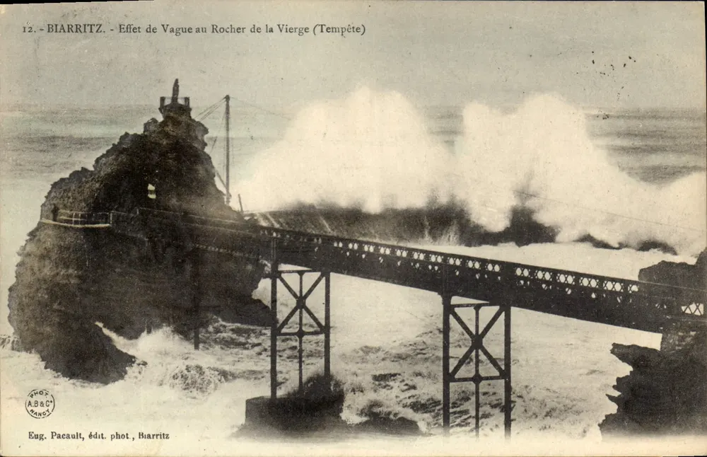 Biarritz - Ansicht der Welle am Felsen der Jungfrau (Sturm) — Eug. Pacault, phot. Verlag Biarritz - Vorderseite
