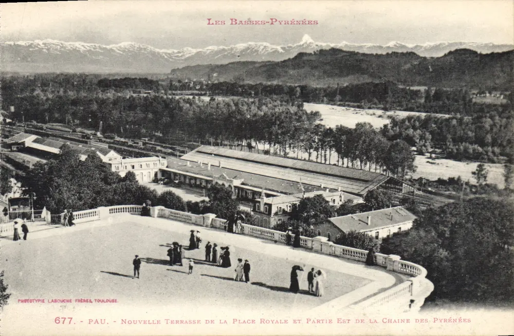Pau - Neue Terrasse des Königlichen Platzes und östlicher Teil der Pyrenäen-Kette — Phototypie Labouche Frères, Toulouse, n°677 - Vorderseite