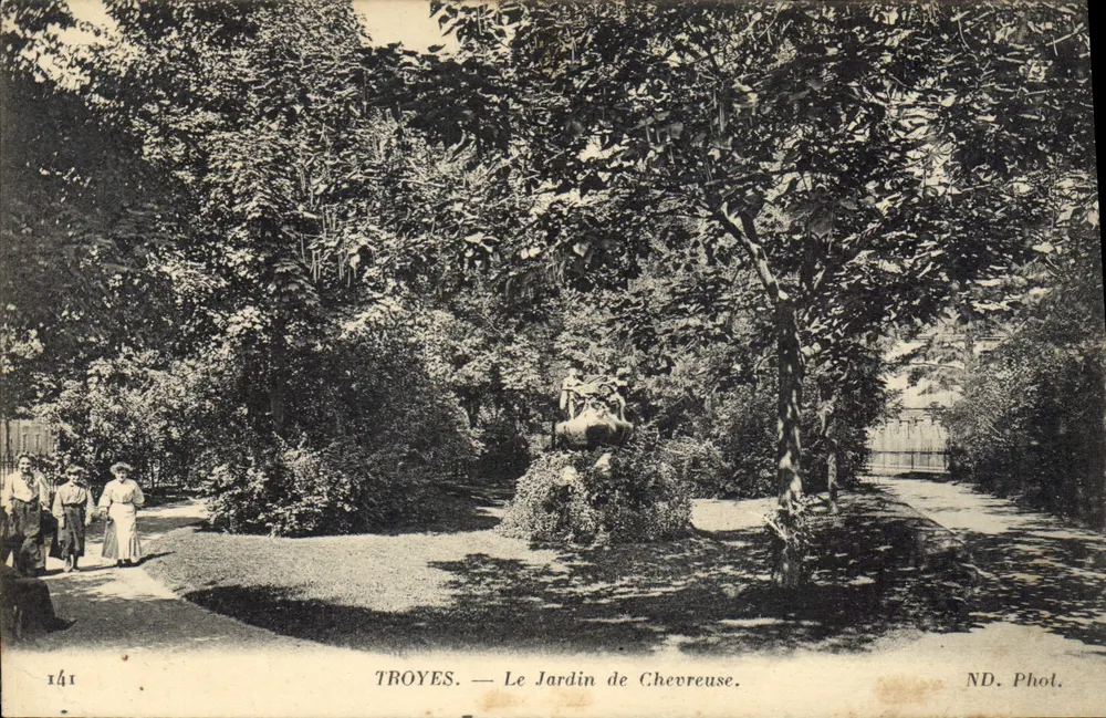 Troyes — Jardim de Chevreuse — ND. Phol. - Frente