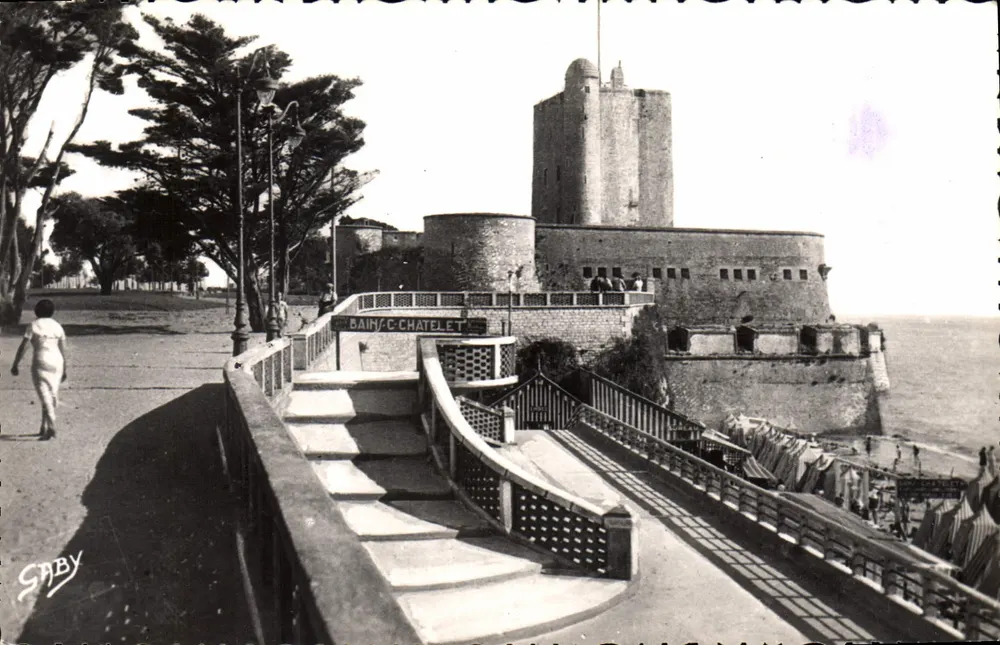 Castelo de Bain-Côme-Châtelet — vista do cais — editor Gaby - Frente
