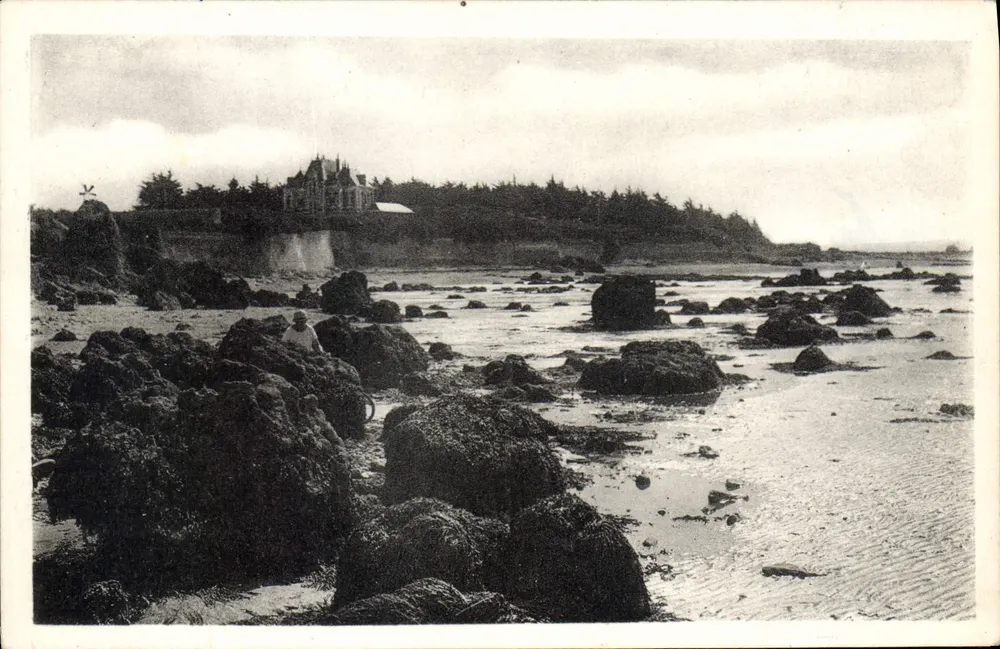 Les Rochers d'Angoulins — View of the rocky coast with a castle in the background — CM DES ARTS PHOTOMECHANIQUES, Paris, n°76 - Front