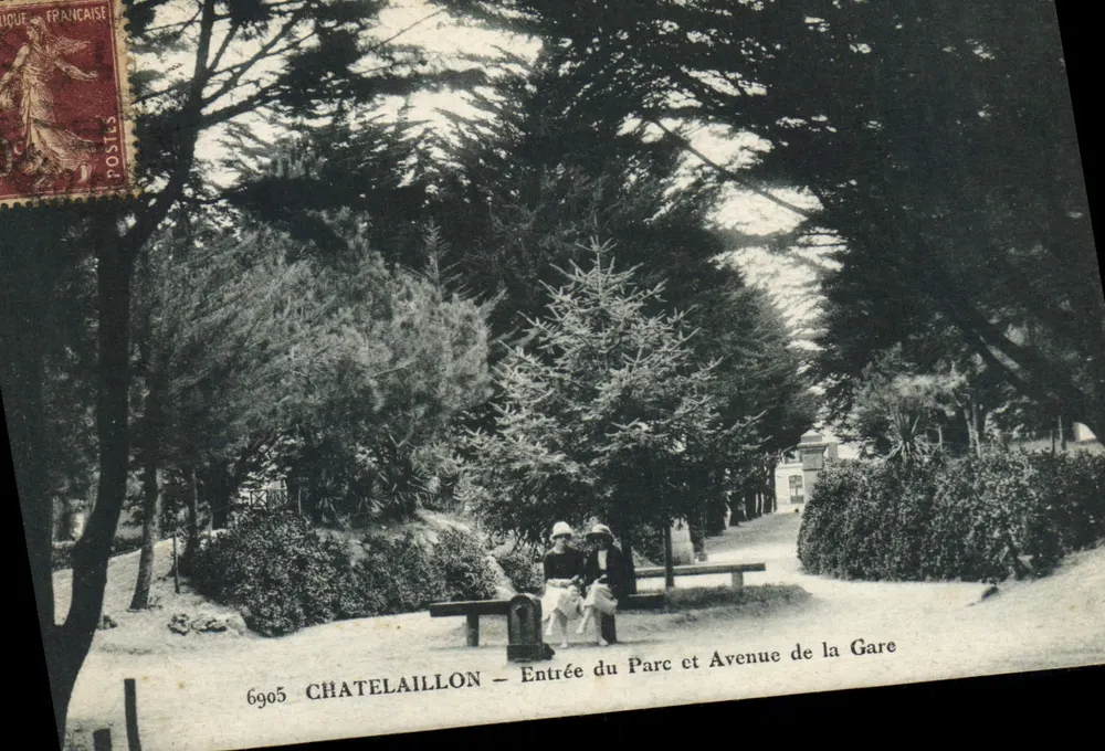 Châtelaillyon — Eingang zum Park und Avenue de la Gare — unbekannter Verlag, Nr. 6905 - Vorderseite