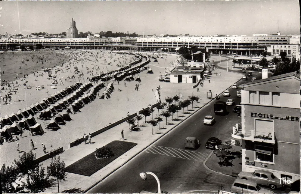 Royan — A Praia diante da Frente de Mar e da Torre da Igreja de Nossa Senhora — M. RICHAUD, n° 117 - Frente