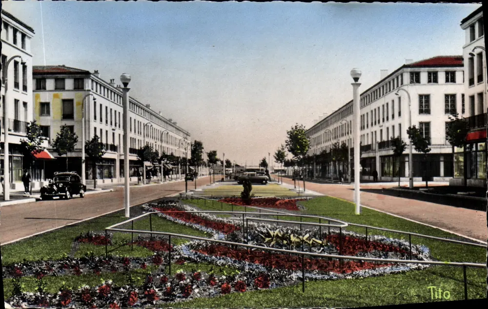 Place Aristide Briand em Royan — vista da rua principal com jardim central — Tito - Frente