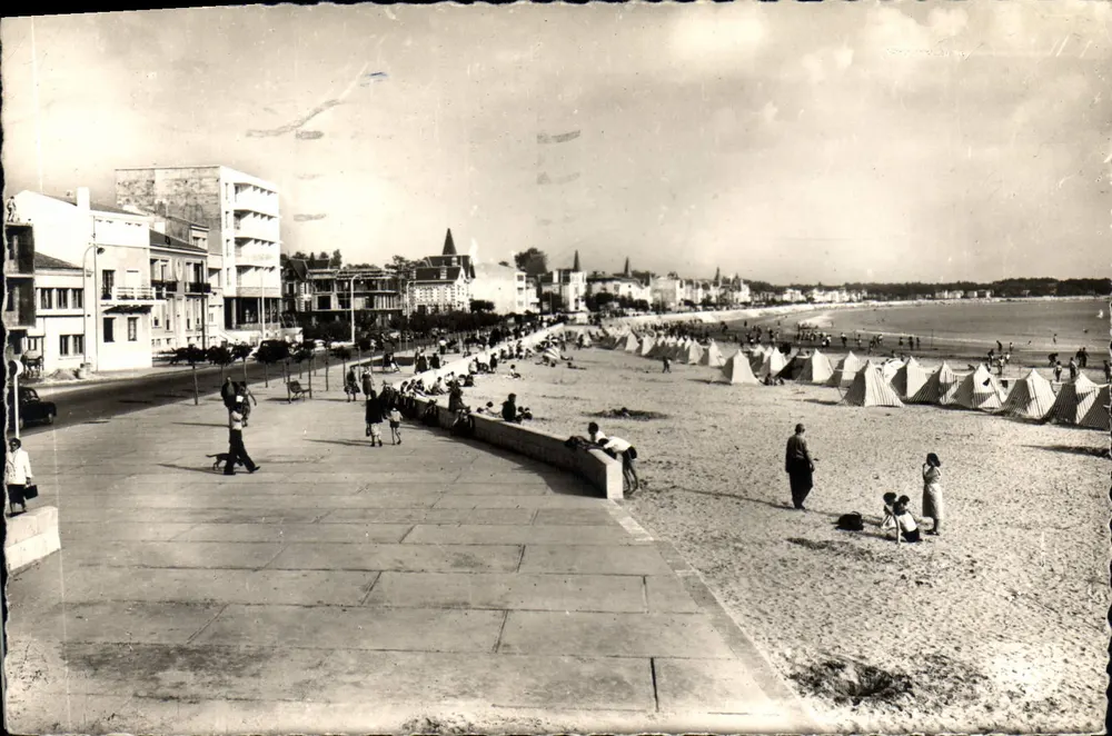 Royan — Praia e acampamentos — M. Berjaud, editor, n°18 A Praia - Frente