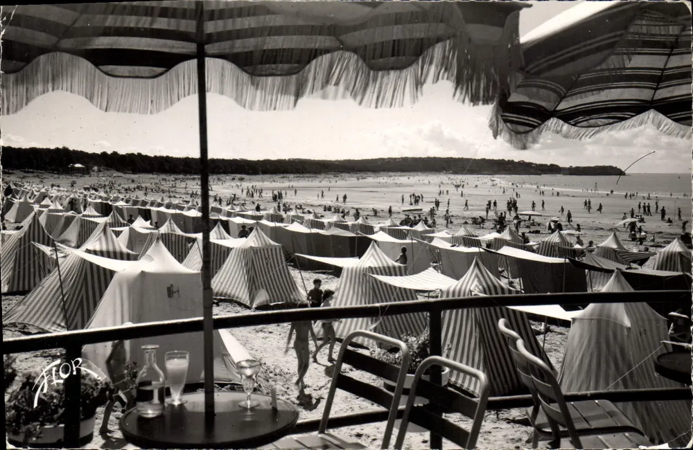 Praia de Saint-Georges-de-Débord — vista da praia com tendas listradas — editor ATOR - Frente