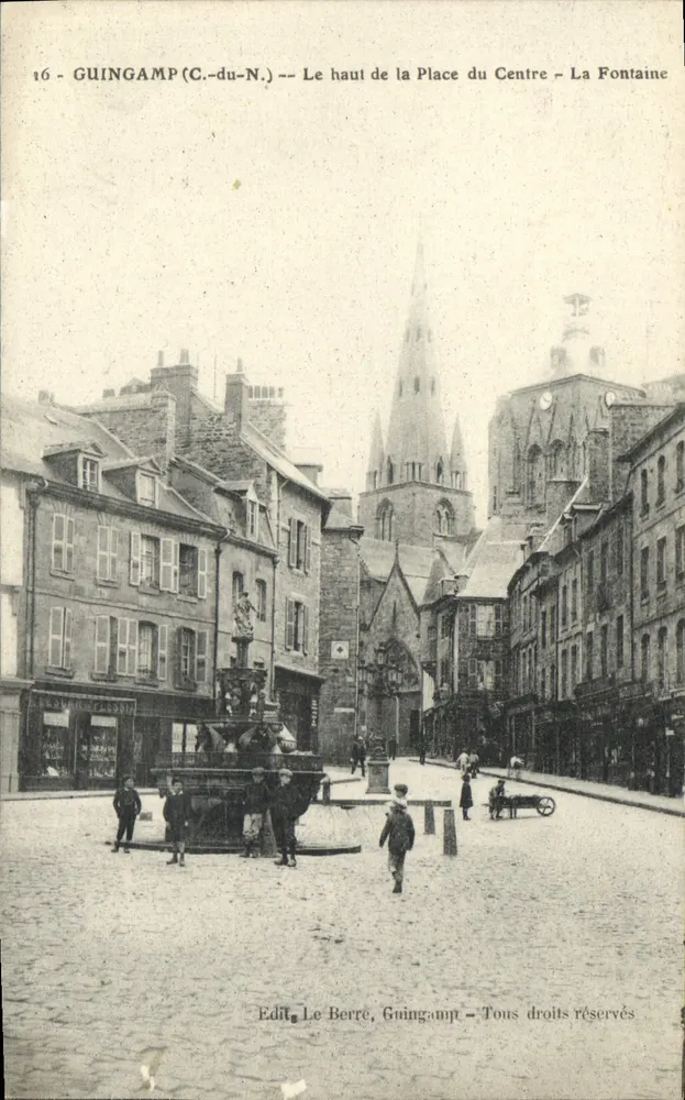 Guingamp (C.-du-N.) — Oben am Centre-Platz — Die Fontäne - Vorderseite
