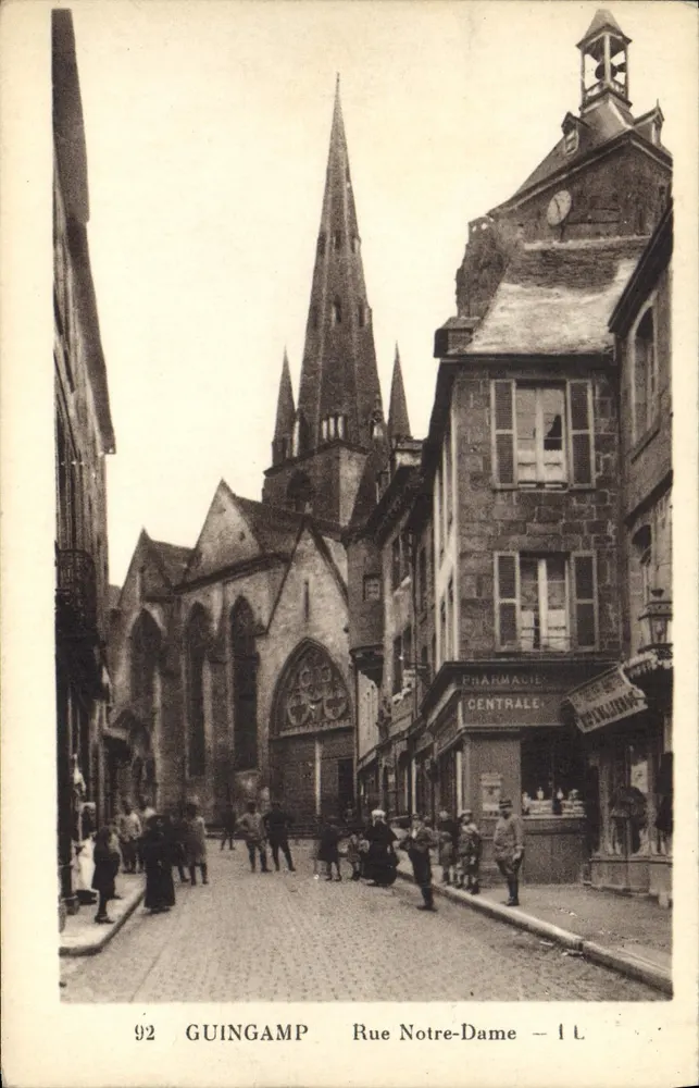 Guingamp — Rue Notre-Dame avec église - Frente