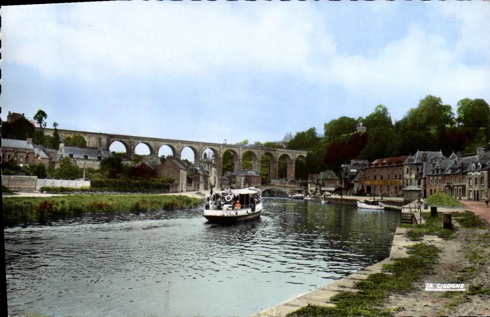 Dinan — Chegada das lanchas de « la Rance » — A Cigogne - Frente