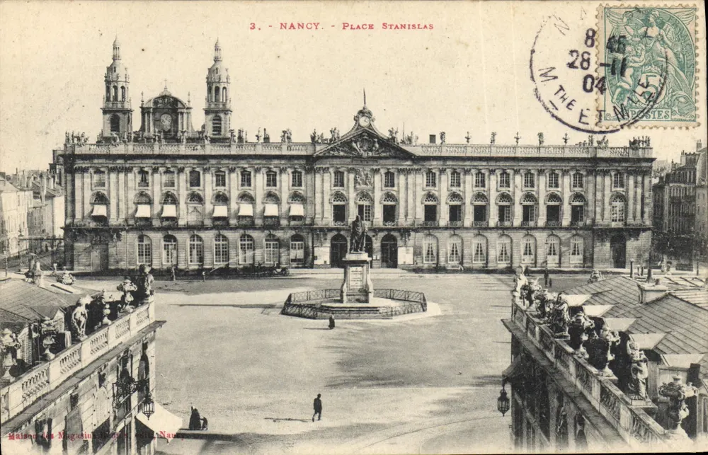 Nancy - Place Stanislas — vista do Palácio de Justiça e do monumento central — Maison du Magasin, série 3 - Frente