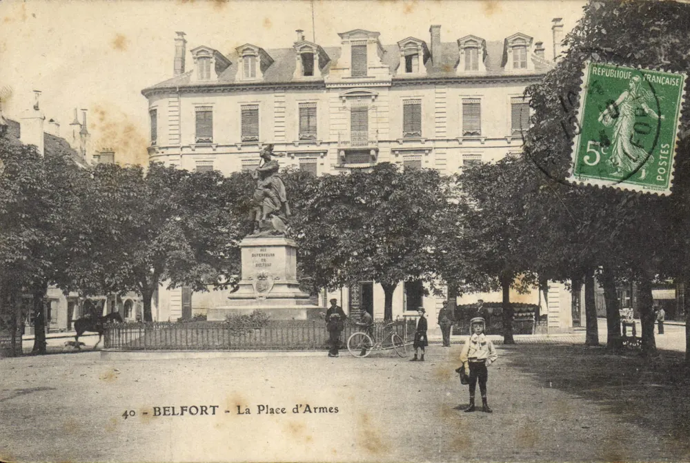 Belfort — A Praça das Armas — Monumento aos Defensores da República - Frente