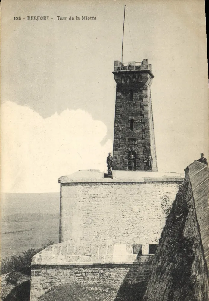 Belfort - Torre da Miette — vista da torre de pedra com três pessoas no telhado — editor não identificado, n° de série 126 - Frente