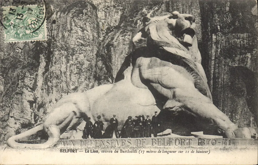 Belfort — O Leão, obra de Bartholdi (17 metros de comprimento por 11 de altura) — 1870-71 - Frente