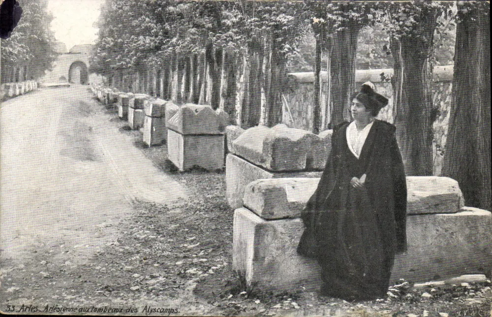 Arles - Mulher Arlésienne aos túmulos dos Alyscamps — LV & Cie, n°33 - Frente