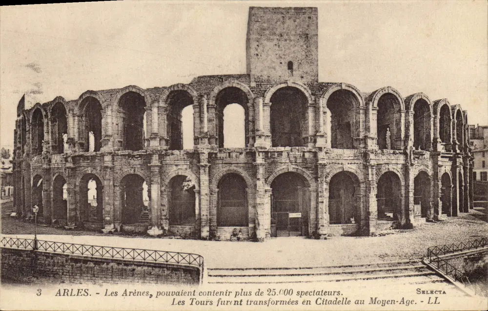 Arles - Die Arenen — Die Arenen konnten mehr als 25.000 Zuschauer aufnehmen. Die Türme wurden im Mittelalter in eine Zitadelle umgewandelt. - SELECTA - LL - Vorderseite