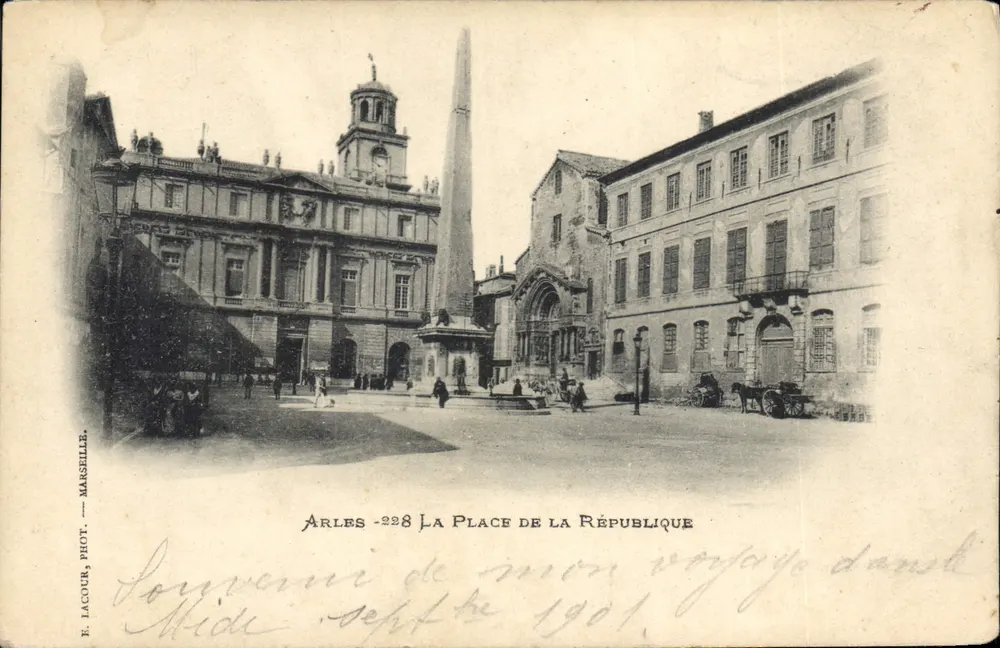 Arles - A Praça da República — E. Lacour, fot. Marselha, n°228 - Frente