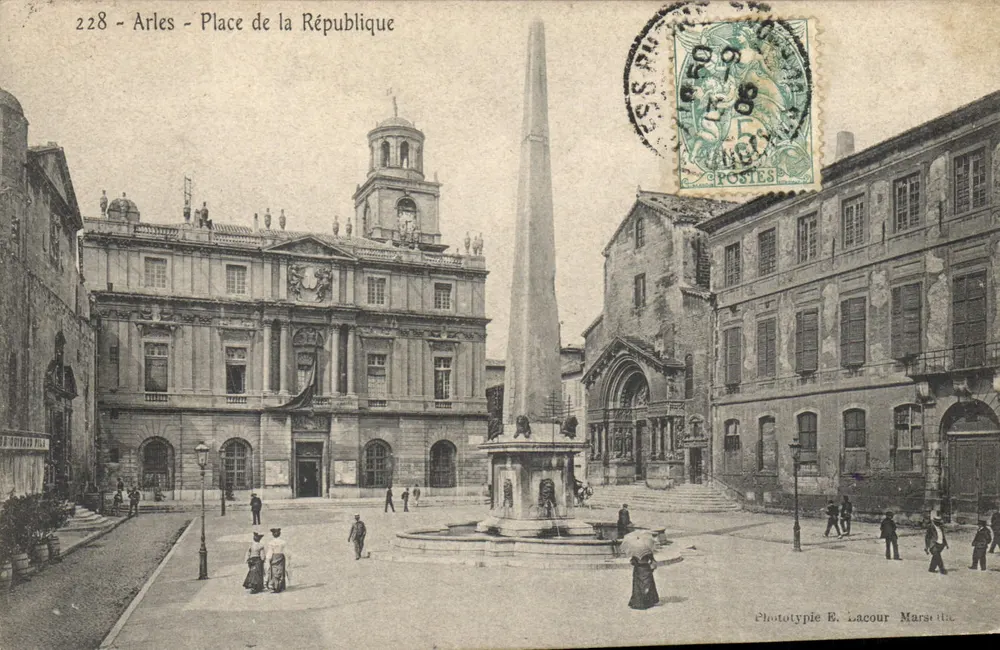 Arles - Place de la République — fototipia E. Lacour, Marselha, n°228 - Frente