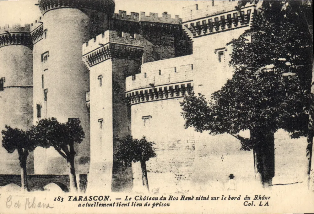 Tarascon — O Castelo do Rei René localizado na margem do rio Ródano, atualmente local de prisão — Col. LA - Frente
