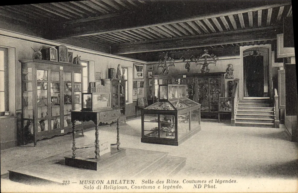Museo d'Arlaten — Sala dei Riti, Costumi e Leggende — ND Fot. - Recto