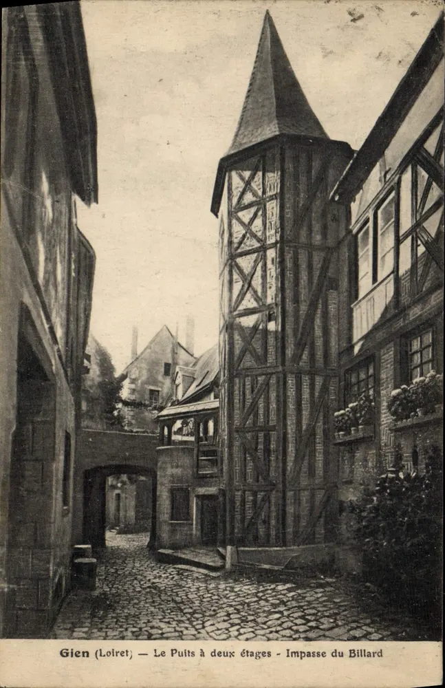 Gien (Loiret) — Zweistöckiger Brunnen — Impasse du Billard - Vorderseite