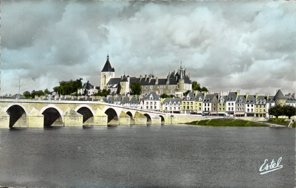 Gien — Ansicht der Loire, der wiederaufgebauten Stadt und des Schlosses — Estel - Vorderseite