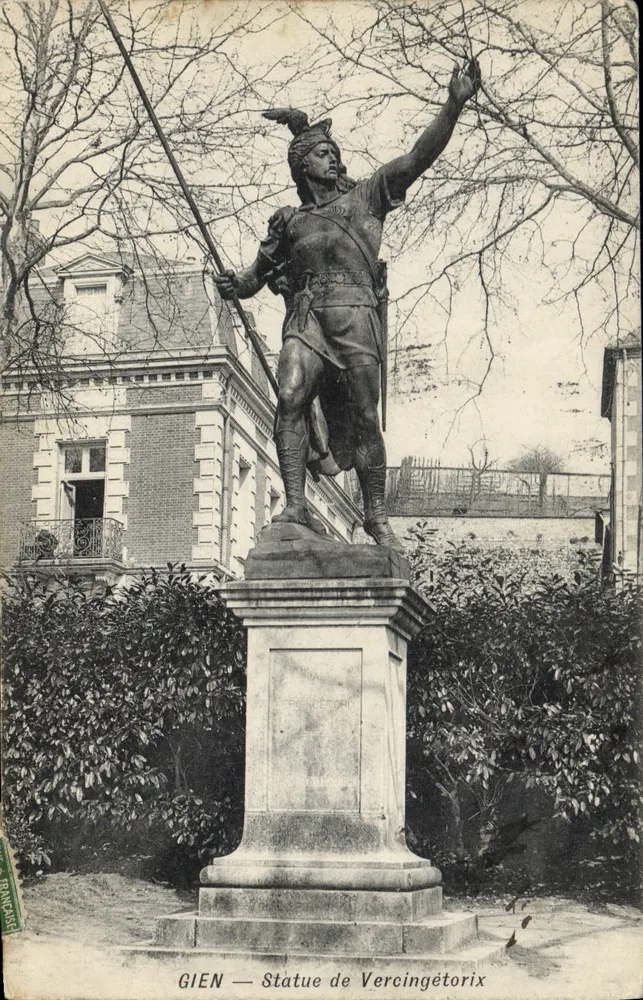 Gien — Estátua de Vercingétorix — Editor: FRANÇAISE - Frente