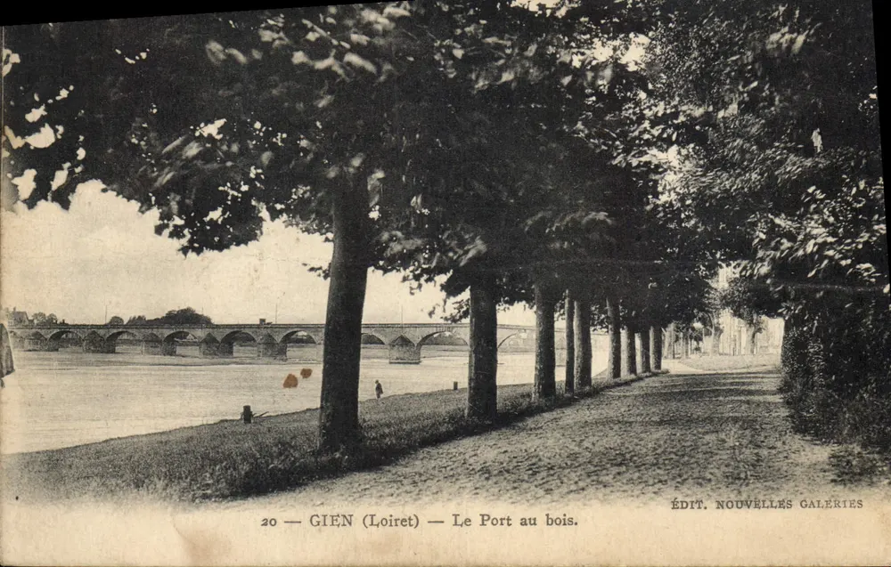 Gien (Loiret) — Le Port au bois, vue du quai arboré avec le pont en arrière-plan — ÉDIT. NOUVELLES GALERIES - Vorderseite