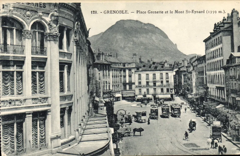 Grenoble — Praça Grenette e o Monte St-Eynard (1359 m.) — C. Balfert, Grenoble, n° 128 - Frente