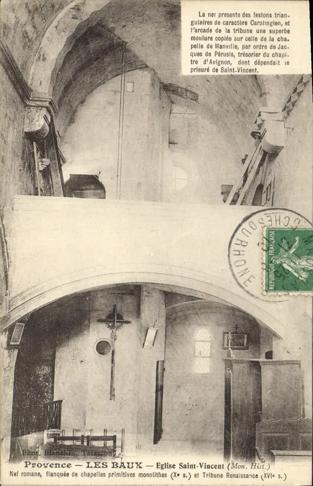 Provence — Les Baux — Kirche Saint-Vincent (Historisches Denkmal) — Römische Kirchenschiff, von monolithischen ursprünglichen Kapellen flankiert (10. Jh.) und Renaissance-Galerie (16. Jh.) - Vorderseite