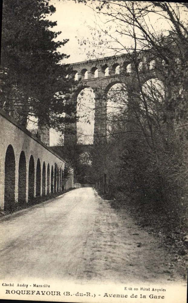 Roquefavour (B.-du-R.) — Avenue de la Gare — Viaduct en Hotel Arquies - Voorkant
