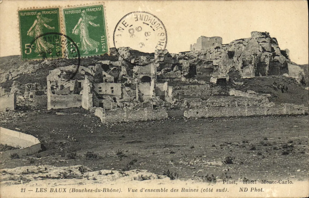 Les Baux (Bouches-du-Rhône) — Gesamtansicht der Ruinen (Südseite) — Pinet, Hôtel Monte-Carlo, n°21 - Vorderseite