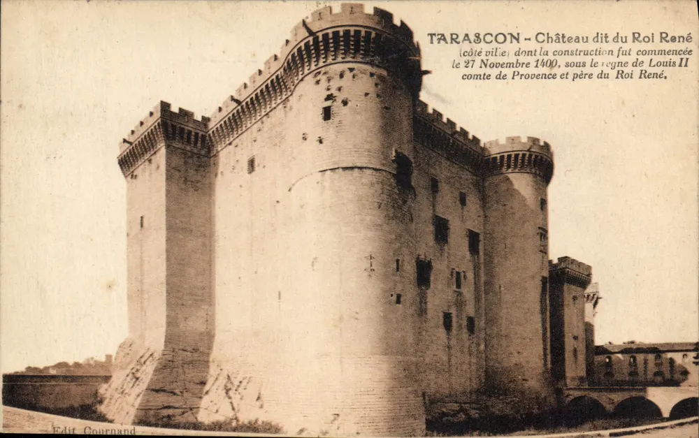 Tarascon - Castelo dito do Rei René — construção iniciada em 27 de novembro de 1400 durante o reinado de Luís II, conde da Provença e pai do Rei René — Edit Cournand - Frente