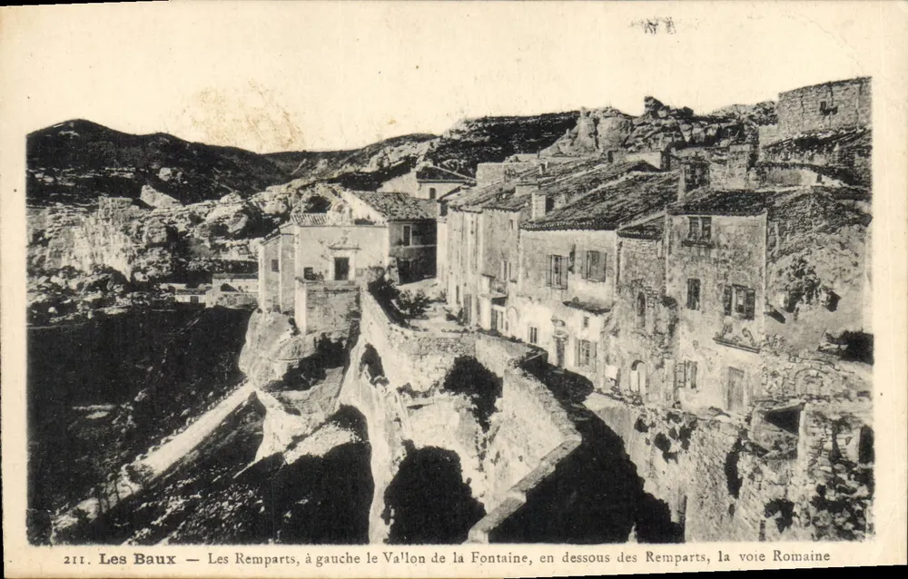 Les Baux — Os Muros, à esquerda o Vale da Fontaine, abaixo dos Muros, a Via Romana - Frente