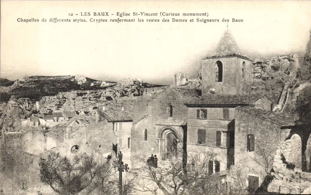 Les Baux — Kirche Saint-Vincent (Curioses Monument) — Kapellen unterschiedlicher Stile, Krypten, die die Überreste der Damen und Herren von Les Baux enthalten - Vorderseite