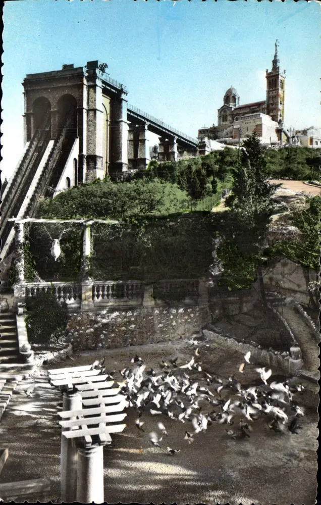 Ascensor de Nuestra Señora de la Guardia — Marsella — Le Carrefour du Monde, n°1062 - Anverso