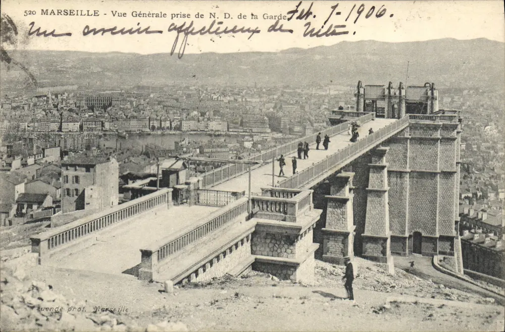 MARSEILLE - Allgemeiner Blick von N.D. de la Garde — Überblick über die Stadt vom Gipfel des Berges — Verlag: L'onde phot. Marseille, Nr. 520 - Vorderseite