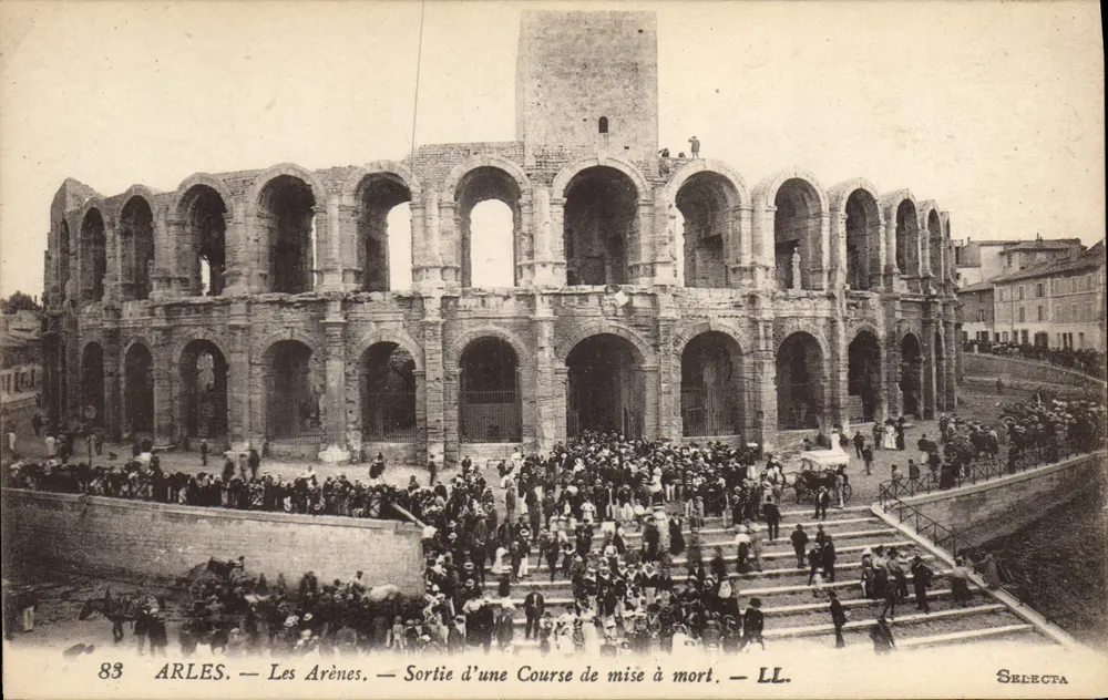 Arles — As Arênes — Saída de uma Corrida de Morte — LL. — SELECTA - Frente