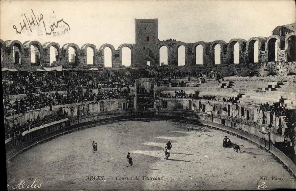 Arles — Corridas de Faureaux — ND. Phot. - Frente
