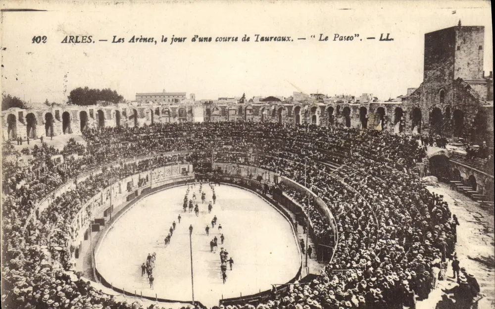 Arles — Die Arenen, an einem Tag des Stierkampfs — "Le Paseo" — LL. - Vorderseite