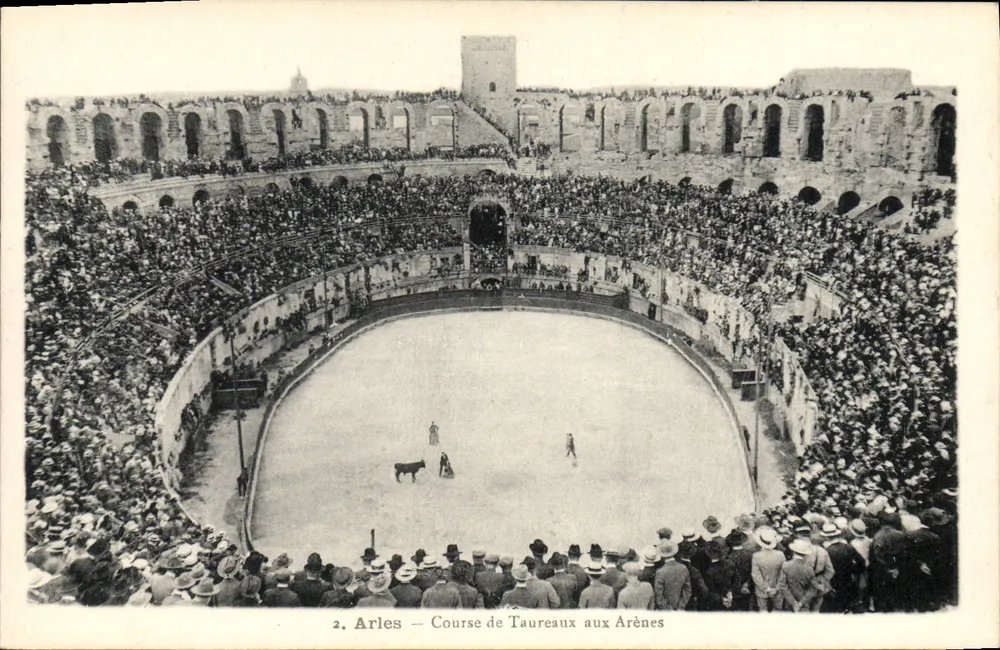 Arles — Corrida de Touros nas Arênes — Editor J. George - Frente
