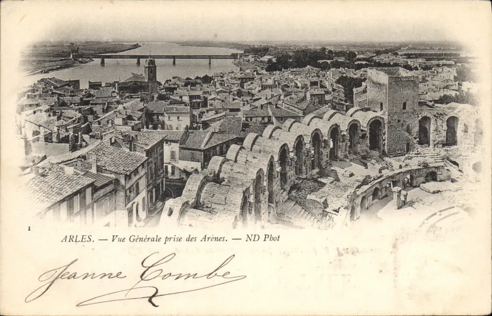 Arles — Vista Geral tirada das Arênes — ND Phot - Frente