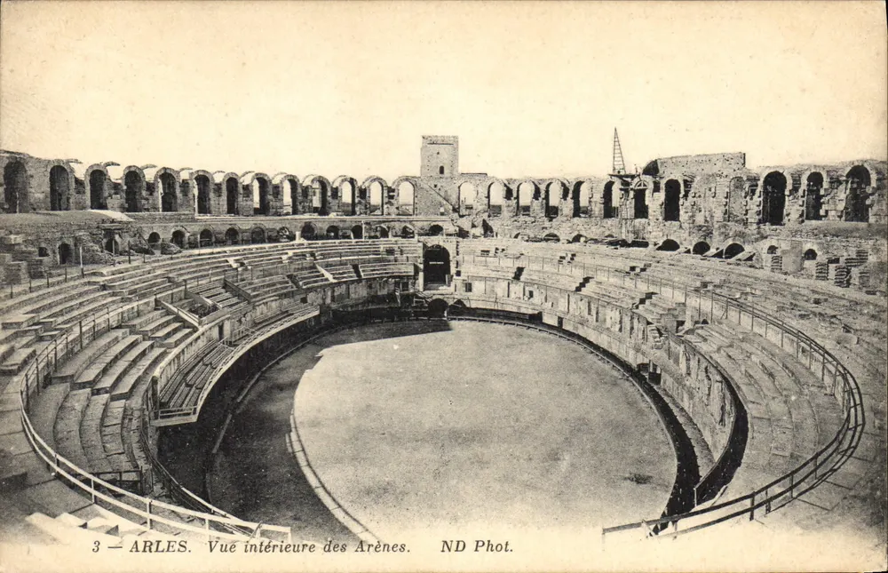 Arles — Vista interna das Arênes — ND Phot. - Frente