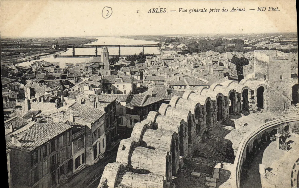 Arles — Vista geral tirada das Arènes — ND Phot. - Frente